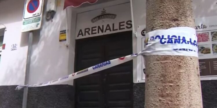 Policía cinta adhesiva a través de la entrada de un bar.