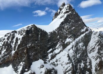 Rimpfischhorn Mountain Peak en los Alpes suizos en los Alpes suizos.