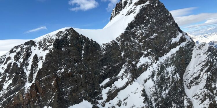 Rimpfischhorn Mountain Peak en los Alpes suizos en los Alpes suizos.