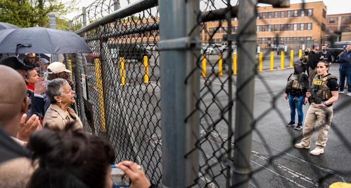 DHS dice que los demócratas de la Cámara y los manifestantes 'asaltaron el Centro de detención de hielo