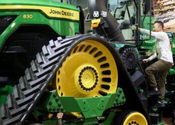 Deere encabeza las estimaciones de ganancias, reafirma el enfoque en la fabricación de Estados Unidos