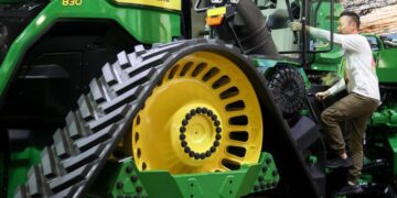 Deere encabeza las estimaciones de ganancias, reafirma el enfoque en la fabricación de Estados Unidos