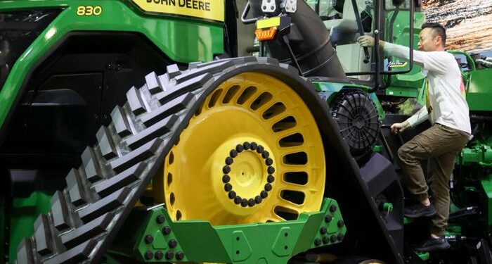 Deere encabeza las estimaciones de ganancias, reafirma el enfoque en la fabricación de Estados Unidos