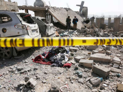 Los expertos forenses buscan los escombros de una casa después de que fue golpeado por ataques aéreos dirigidos por los Estados Unidos el 7 de abril de 2025, en Sana'a, Yemen.