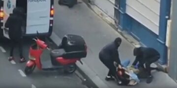 Imágenes de tres hombres enmascarados que obligan a una mujer a una camioneta.