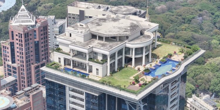 Vista aérea de una mansión sobre un rascacielos.