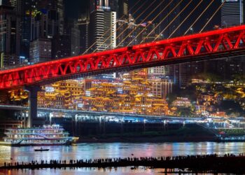 Chongqing, China - 30 de abril: los turistas visitan el parque Jiangbeizui Jiangtan bajo el puente del río Qiansimen Jialing antes de las vacaciones de mayo del 30 de abril de 2025 en Chongqing, China. Las vacaciones de cinco días del día de mayo comenzarán el 1 de mayo de este año. (Foto de Fuyu Jianglin/VCG a través de Getty Images)