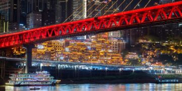Chongqing, China - 30 de abril: los turistas visitan el parque Jiangbeizui Jiangtan bajo el puente del río Qiansimen Jialing antes de las vacaciones de mayo del 30 de abril de 2025 en Chongqing, China. Las vacaciones de cinco días del día de mayo comenzarán el 1 de mayo de este año. (Foto de Fuyu Jianglin/VCG a través de Getty Images)