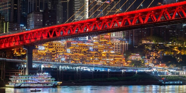 Chongqing, China - 30 de abril: los turistas visitan el parque Jiangbeizui Jiangtan bajo el puente del río Qiansimen Jialing antes de las vacaciones de mayo del 30 de abril de 2025 en Chongqing, China. Las vacaciones de cinco días del día de mayo comenzarán el 1 de mayo de este año. (Foto de Fuyu Jianglin/VCG a través de Getty Images)