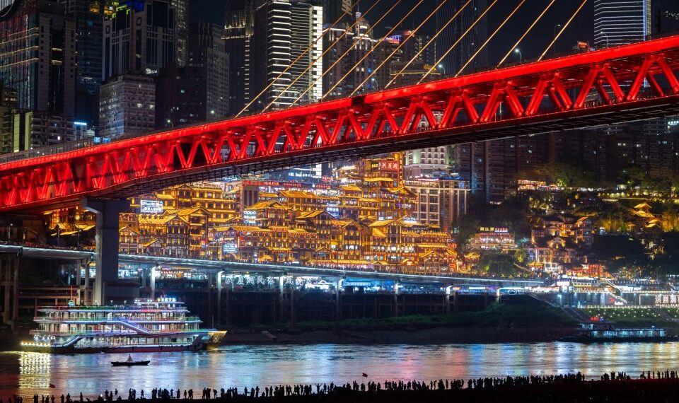 Chongqing, China - 30 de abril: los turistas visitan el parque Jiangbeizui Jiangtan bajo el puente del río Qiansimen Jialing antes de las vacaciones de mayo del 30 de abril de 2025 en Chongqing, China. Las vacaciones de cinco días del día de mayo comenzarán el 1 de mayo de este año. (Foto de Fuyu Jianglin/VCG a través de Getty Images)