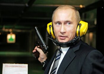 Vladimir Putin en un campo de tiro, sosteniendo una pistola.