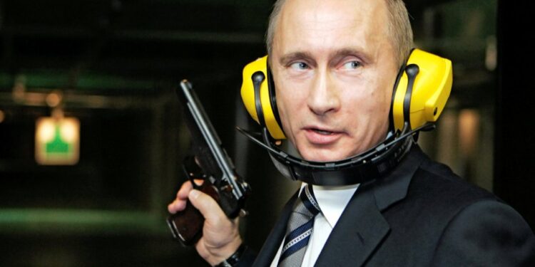 Vladimir Putin en un campo de tiro, sosteniendo una pistola.
