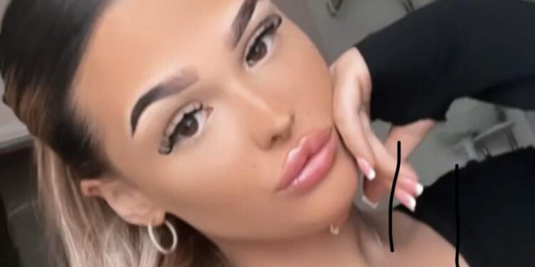 Los policías de Sri Lanka protegen una puerta de prisión después de una redada de drogas.