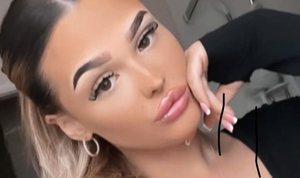 Los policías de Sri Lanka protegen una puerta de prisión después de una redada de drogas.