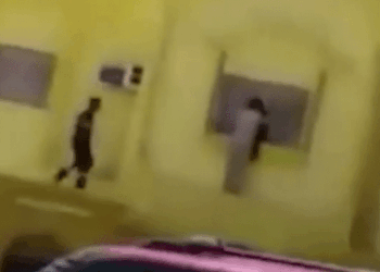 Video todavía de mujeres en una prisión de Arabia Saudita.