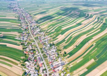 Vista aérea de la aldea de Sloszowa en Polonia, rodeada de campos agrícolas.