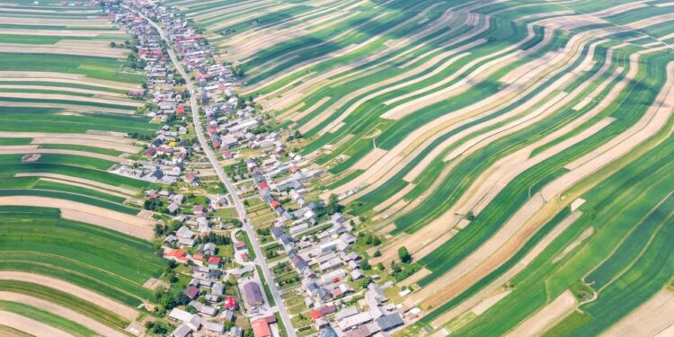 Vista aérea de la aldea de Sloszowa en Polonia, rodeada de campos agrícolas.
