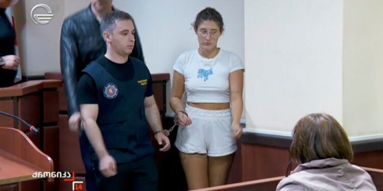 Una mujer esposada en la corte.