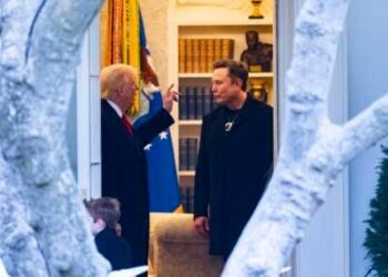 Donald Trump habla con Elon Musk antes de partir de la Casa Blanca en su camino a su casa en Mar-a-Lago en Florida el 14 de marzo de 2025.