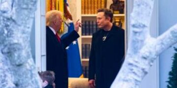 Donald Trump habla con Elon Musk antes de partir de la Casa Blanca en su camino a su casa en Mar-a-Lago en Florida el 14 de marzo de 2025.