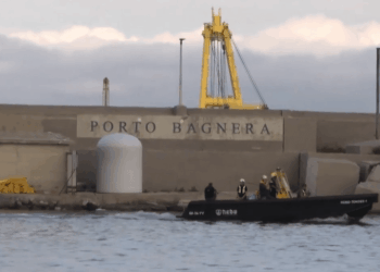 Barco pequeño cerca de la pared del puerto de Porto Bagnera.