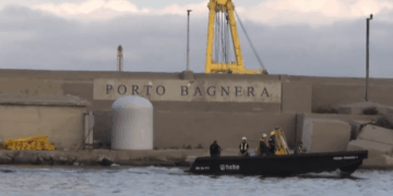 Barco pequeño cerca de la pared del puerto de Porto Bagnera.