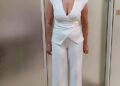 Mujer con traje de pantalón blanco.
