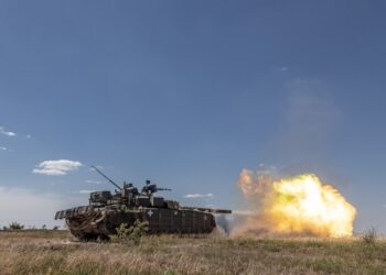 Donetsk Oblast, Ucrania - 28 de mayo: Un tanque militar ucraniano dispara durante el entrenamiento militar a medida que la guerra entre Rusia y Ucrania continúa en Donetsk Oblast, Ucrania el 28 de mayo de 2024. (Foto de Diego Herrera Carcedo/Anadolu a través de imágenes de Getty)