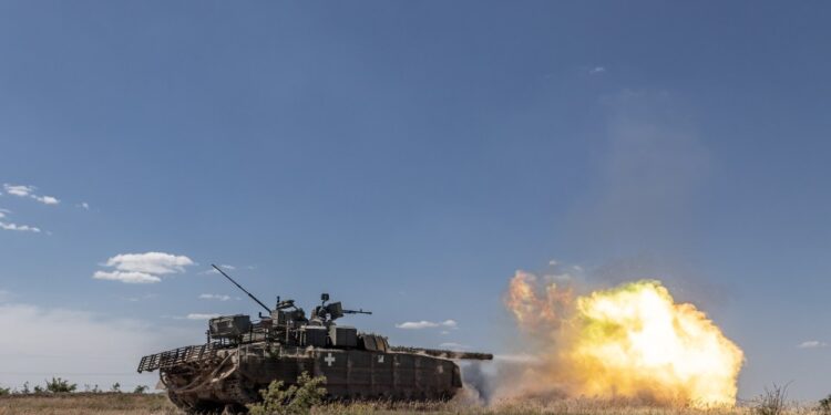 Donetsk Oblast, Ucrania - 28 de mayo: Un tanque militar ucraniano dispara durante el entrenamiento militar a medida que la guerra entre Rusia y Ucrania continúa en Donetsk Oblast, Ucrania el 28 de mayo de 2024. (Foto de Diego Herrera Carcedo/Anadolu a través de imágenes de Getty)