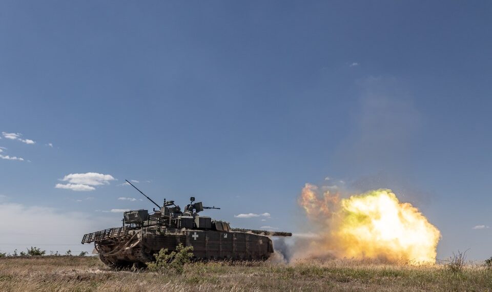 Donetsk Oblast, Ucrania - 28 de mayo: Un tanque militar ucraniano dispara durante el entrenamiento militar a medida que la guerra entre Rusia y Ucrania continúa en Donetsk Oblast, Ucrania el 28 de mayo de 2024. (Foto de Diego Herrera Carcedo/Anadolu a través de imágenes de Getty)