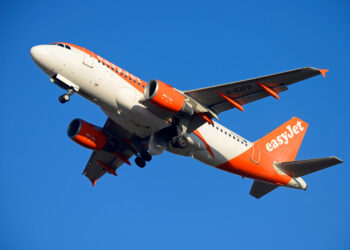 EasyJet Airbus A319-111 despegando.