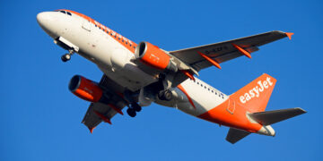 EasyJet Airbus A319-111 despegando.