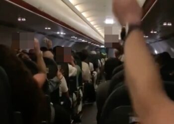 Video de pasajeros ruidosos en un vuelo de EasyJet.