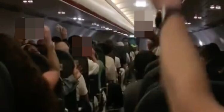 Video de pasajeros ruidosos en un vuelo de EasyJet.