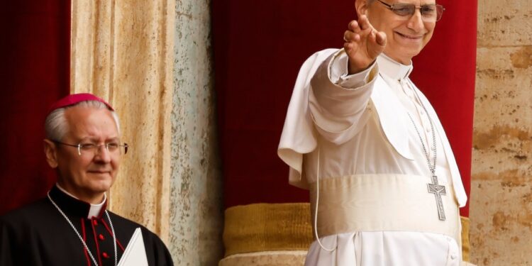 Papa Leo XIV dando una bendición.