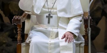 Papa Leo XIV saludando a la gente.