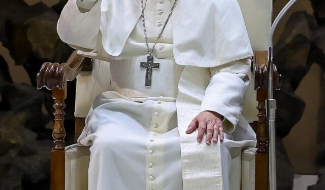 Papa Leo XIV saludando a la gente.