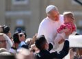 Papa Leo XIV sosteniendo un bebé.
