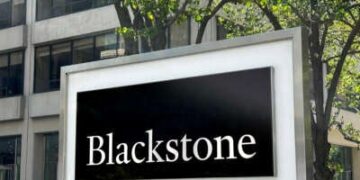 Blackstone Company Sign and Building Exterior en Park Avenue, Nueva York.