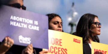 Los partidarios de los derechos reproductivos tienen señales y escuchan oradores durante una conferencia de prensa sobre el Capitolio de los Estados Unidos el 12 de septiembre de 2024 en Washington, DC