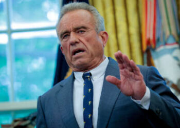 El secretario de Salud y Servicios Humanos, Robert F. Kennedy Jr., habla mientras se une al presidente Donald Trump en la Oficina Oval de la Casa Blanca el 5 de mayo de 2025 en Washington, DC