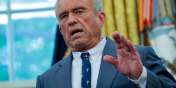 El secretario de Salud y Servicios Humanos, Robert F. Kennedy Jr., habla mientras se une al presidente Donald Trump en la Oficina Oval de la Casa Blanca el 5 de mayo de 2025 en Washington, DC