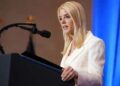 La Fiscal General Pam Bondi habla en el Departamento de Justicia el 14 de marzo de 2025 en Washington, DC