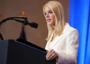 La Fiscal General Pam Bondi habla en el Departamento de Justicia el 14 de marzo de 2025 en Washington, DC