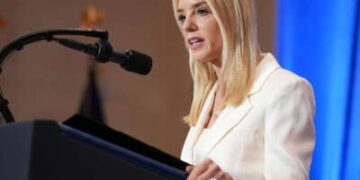 La Fiscal General Pam Bondi habla en el Departamento de Justicia el 14 de marzo de 2025 en Washington, DC