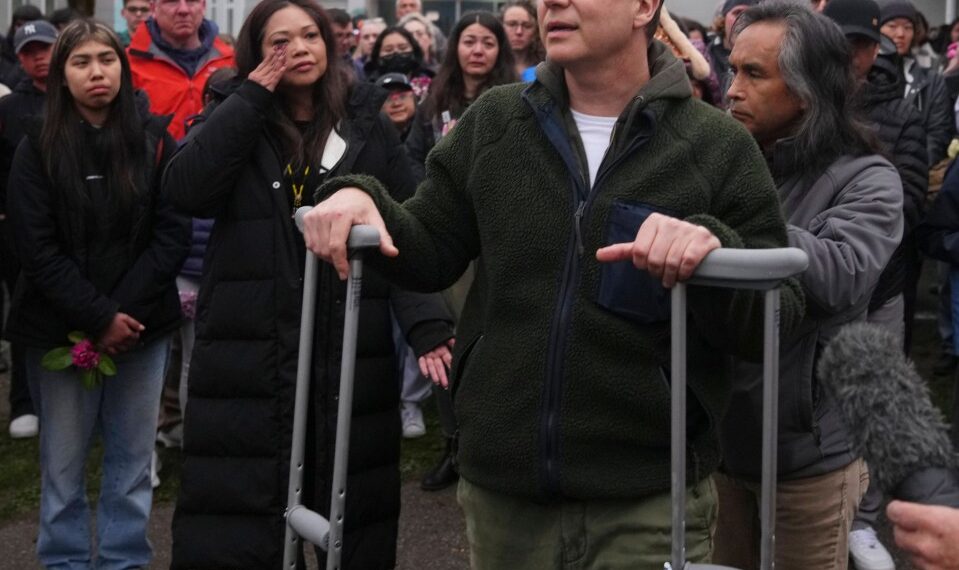 El hombre de las muletas habla a una vigilia.