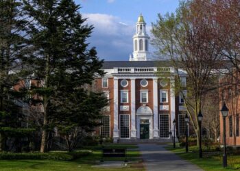 El administrador de Trump busca reducir $ 100 millones en contratos federales con Harvard