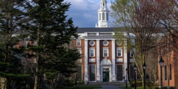 El administrador de Trump busca reducir $ 100 millones en contratos federales con Harvard