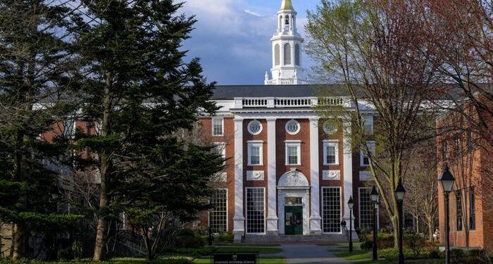 El administrador de Trump busca reducir $ 100 millones en contratos federales con Harvard