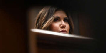 El Secretario de Seguridad Nacional Kristi Noem testifica ante un comité del Senado sobre Seguridad Nacional y Asuntos Gubernamentales para examinar la solicitud de presupuesto propuesta por el Presidente para el año fiscal 2026 para el Departamento de Seguridad Nacional, en Capitol Hill en Washington, DC, el 20 de mayo de 2025.